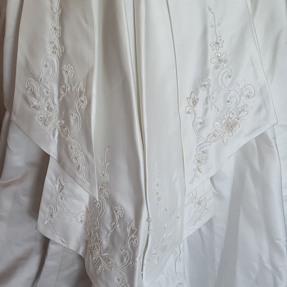Satin embroidered wedding dress - Picture 6 of 7